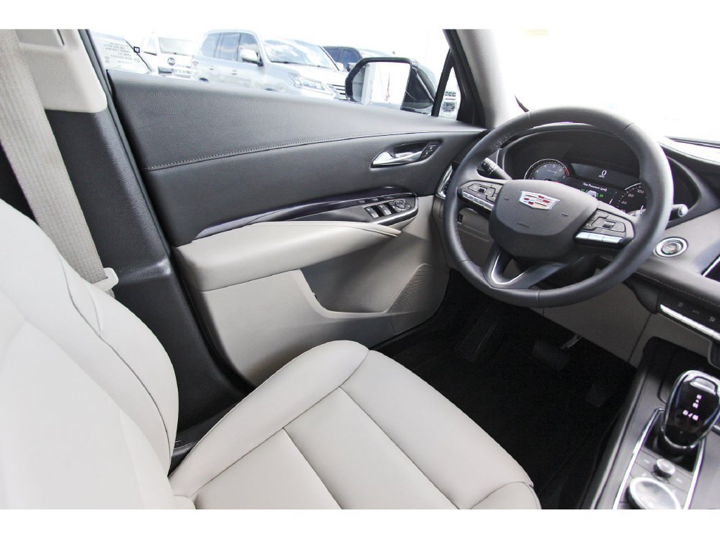 Certified 2023 Cadillac XT4 Luxury FWD image 8