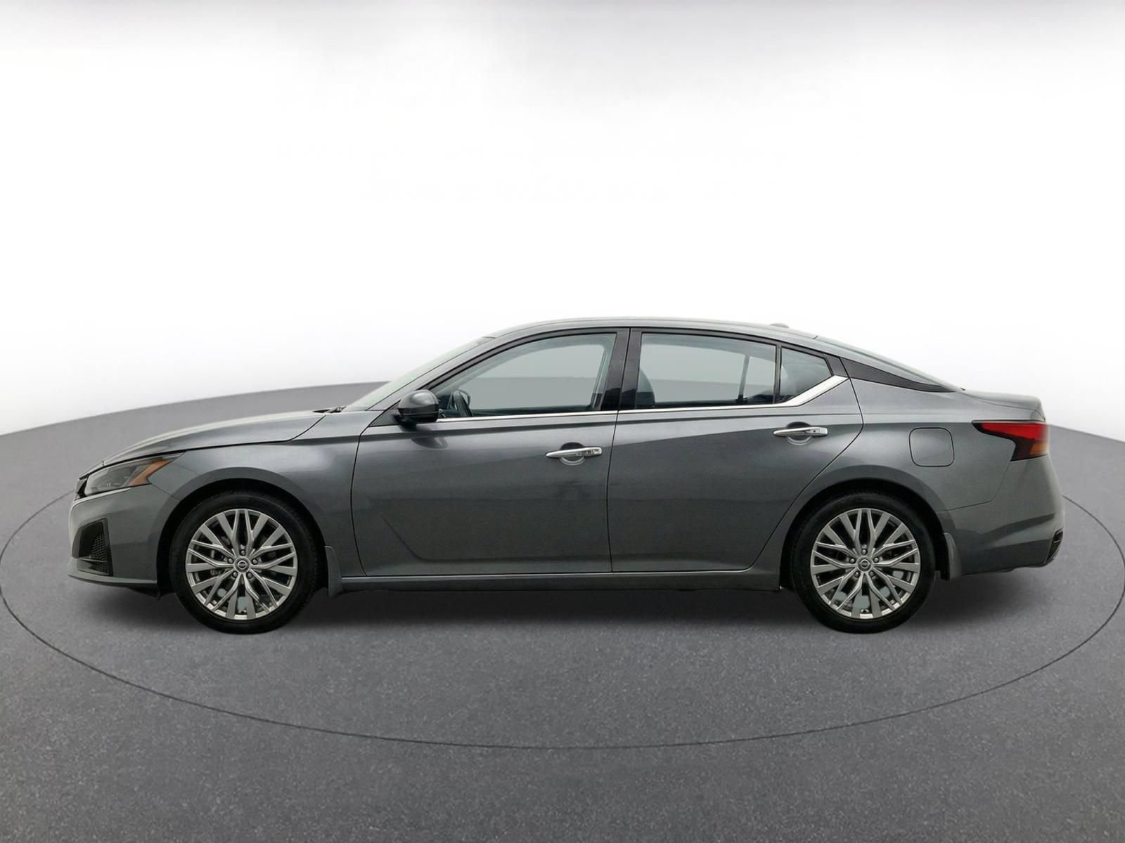Used 2025 Nissan Altima 2.5 SV FWD image 4