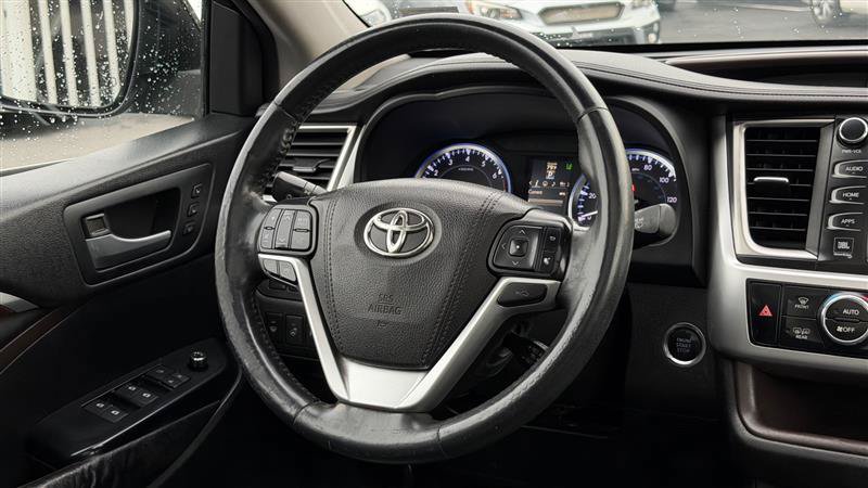 Used 2015 Toyota Highlander Limited Platinum AWD/4WD image 26