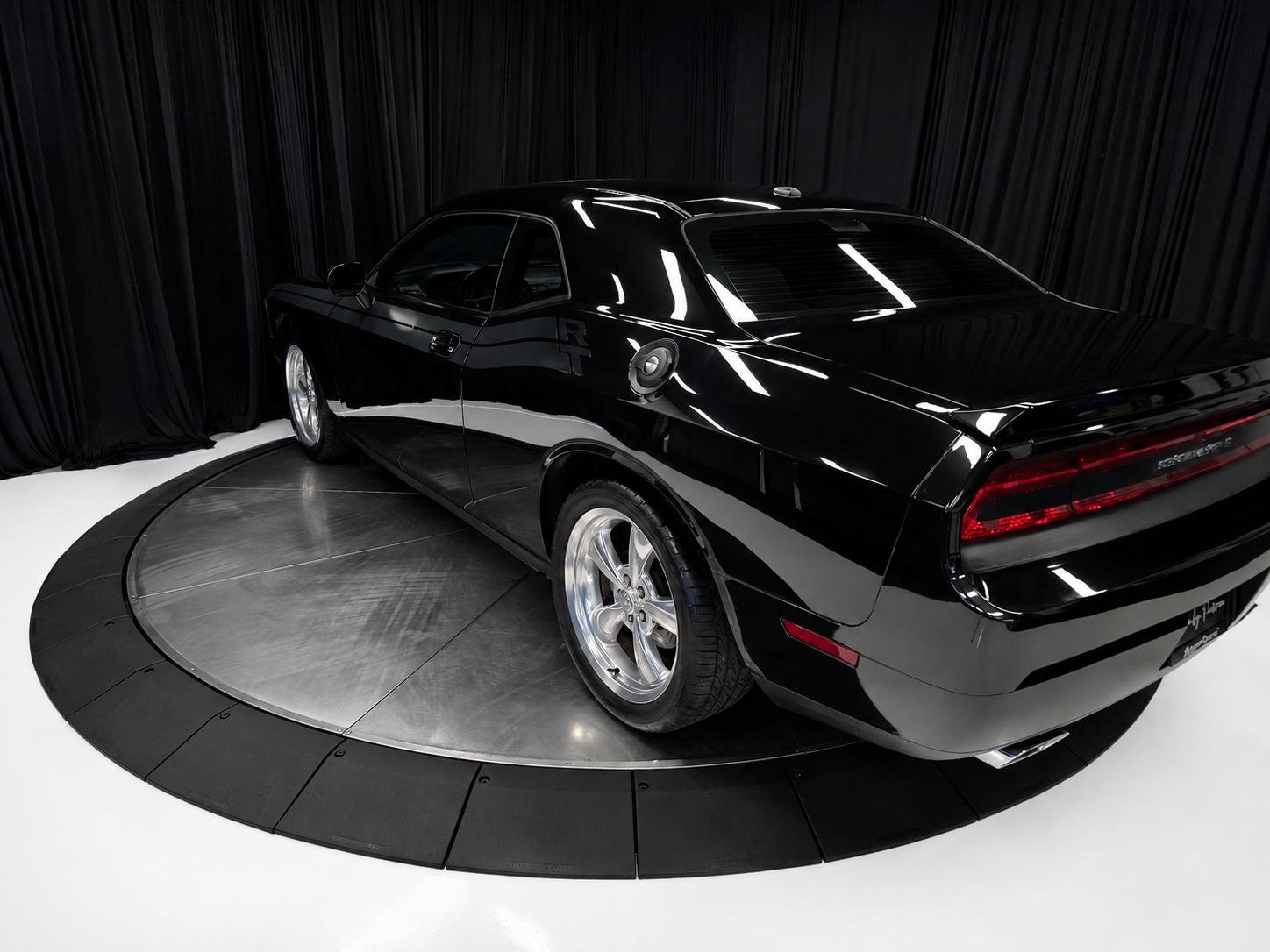 Used 2010 Dodge Challenger R/T RWD image 2