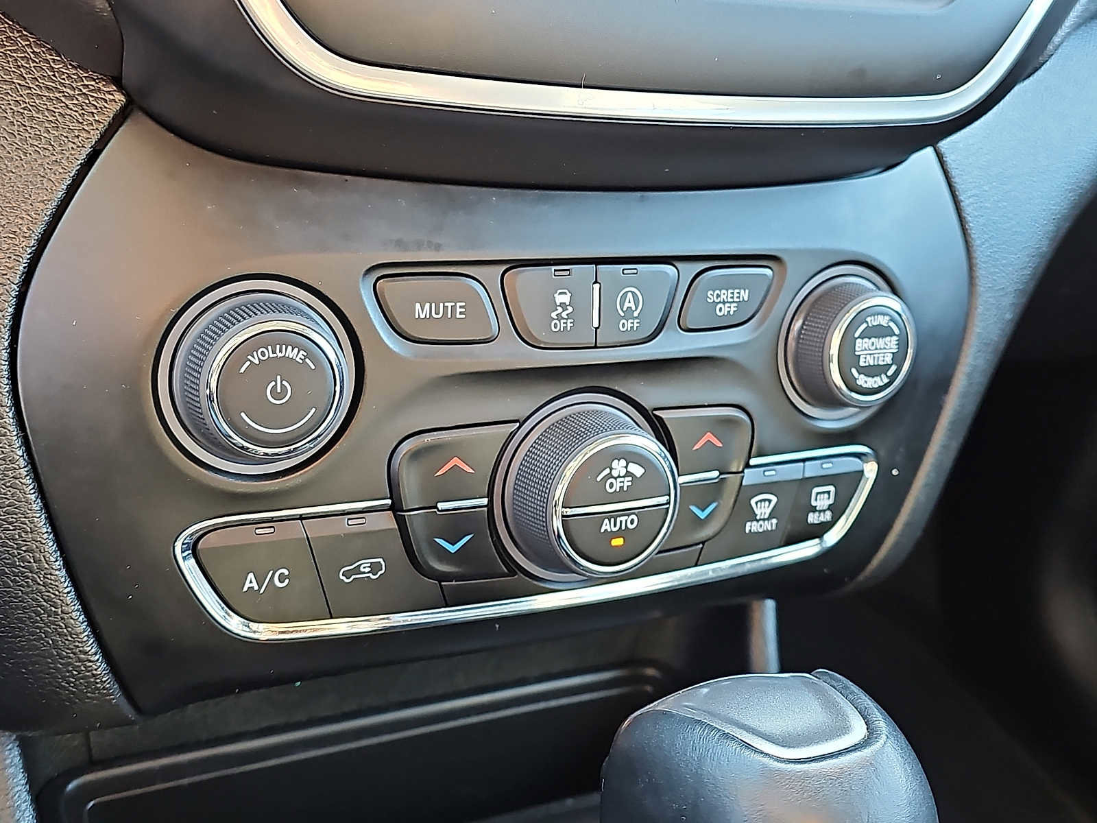 Used 2023 Jeep Cherokee Altitude Lux image 16