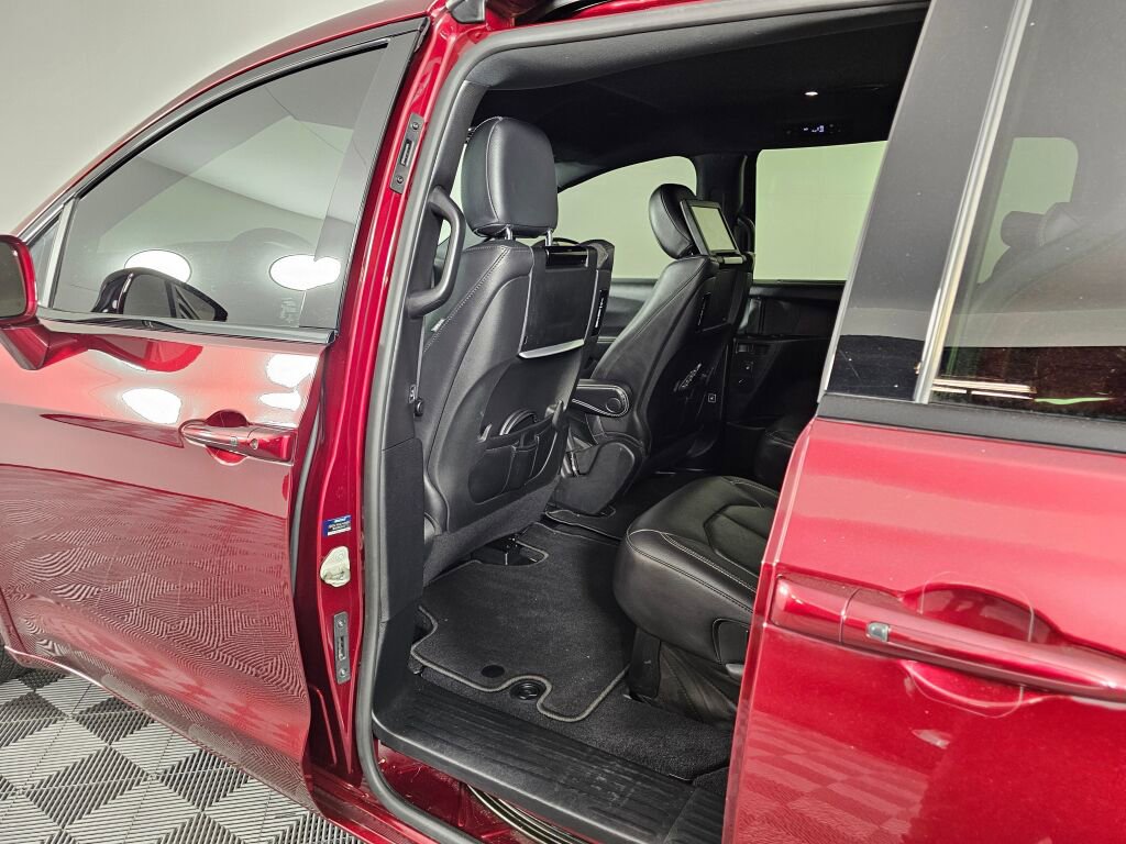 Used 2021 Chrysler Pacifica Touring-L w/ Uconnect Theater Family Group AWD/4WD image 32