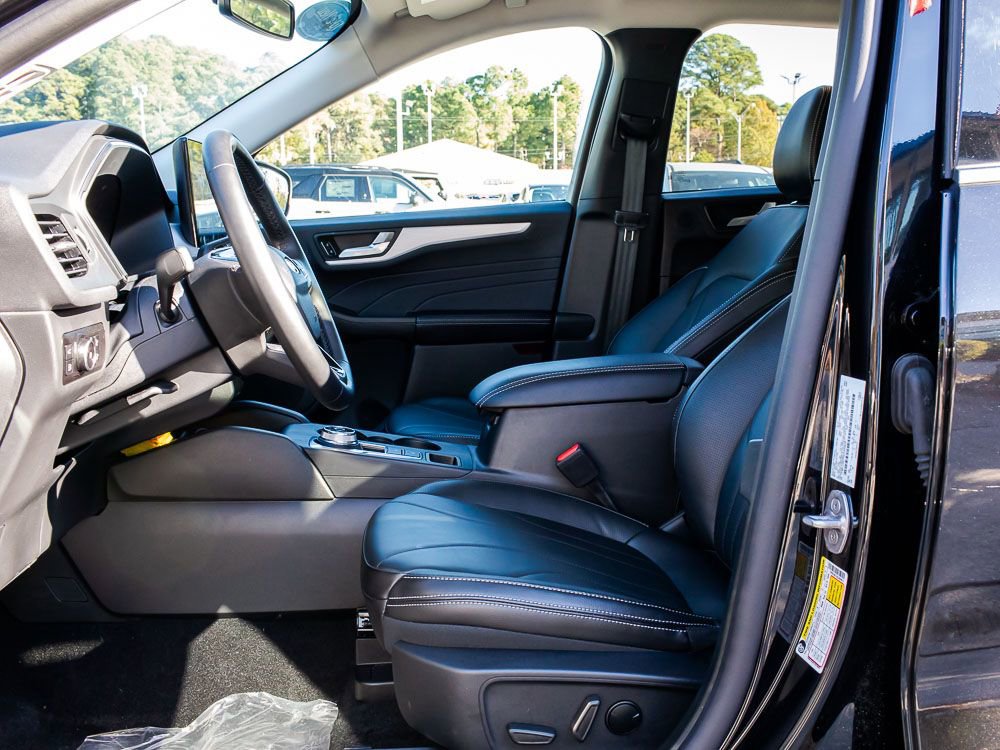 Used 2025 Ford Escape SE w/ PHEV Premium Package image 17