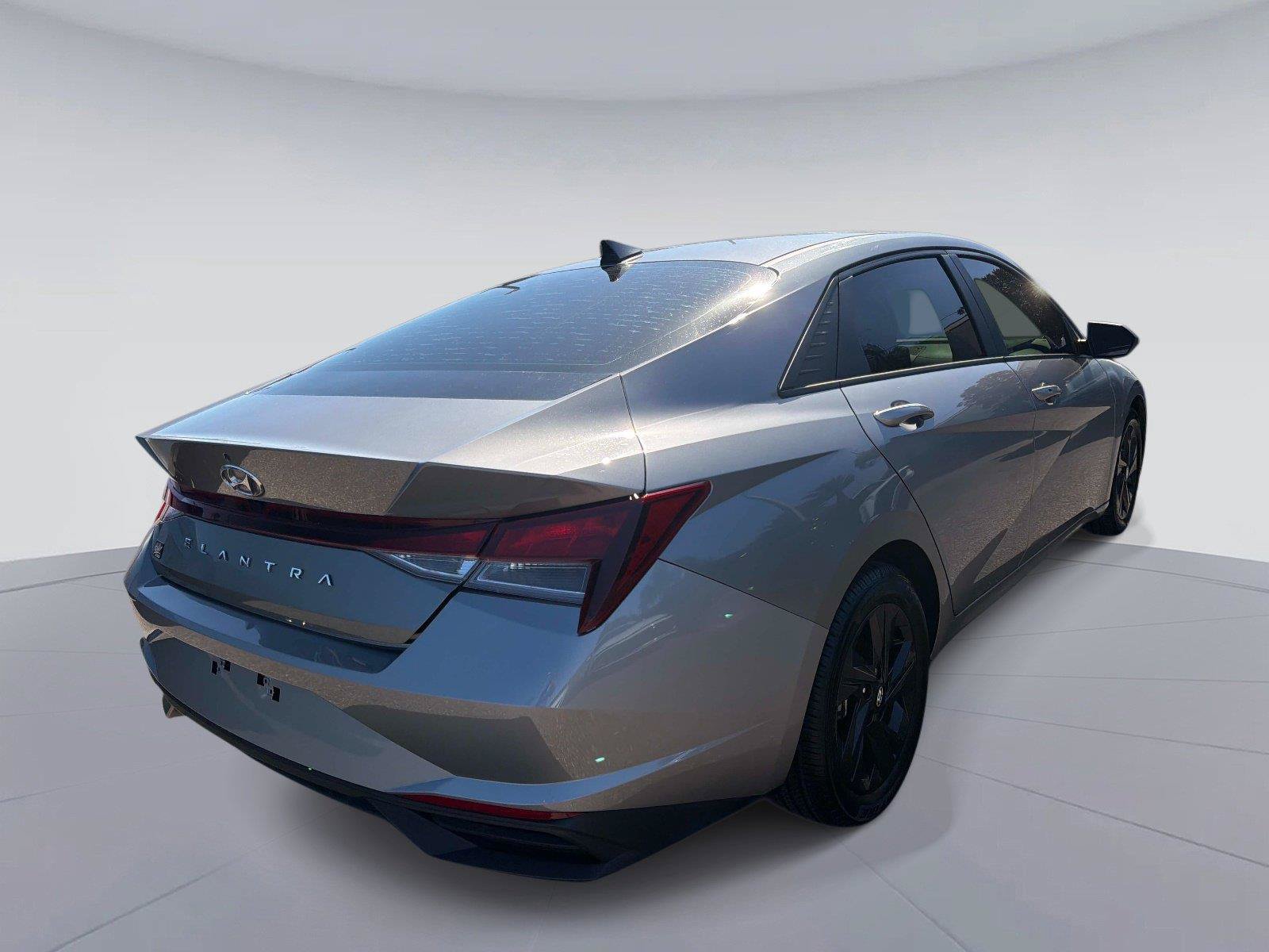 Used 2021 Hyundai Elantra SEL FWD image 3
