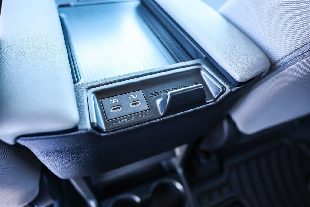 Certified 2026 Toyota Sienna LE image 7