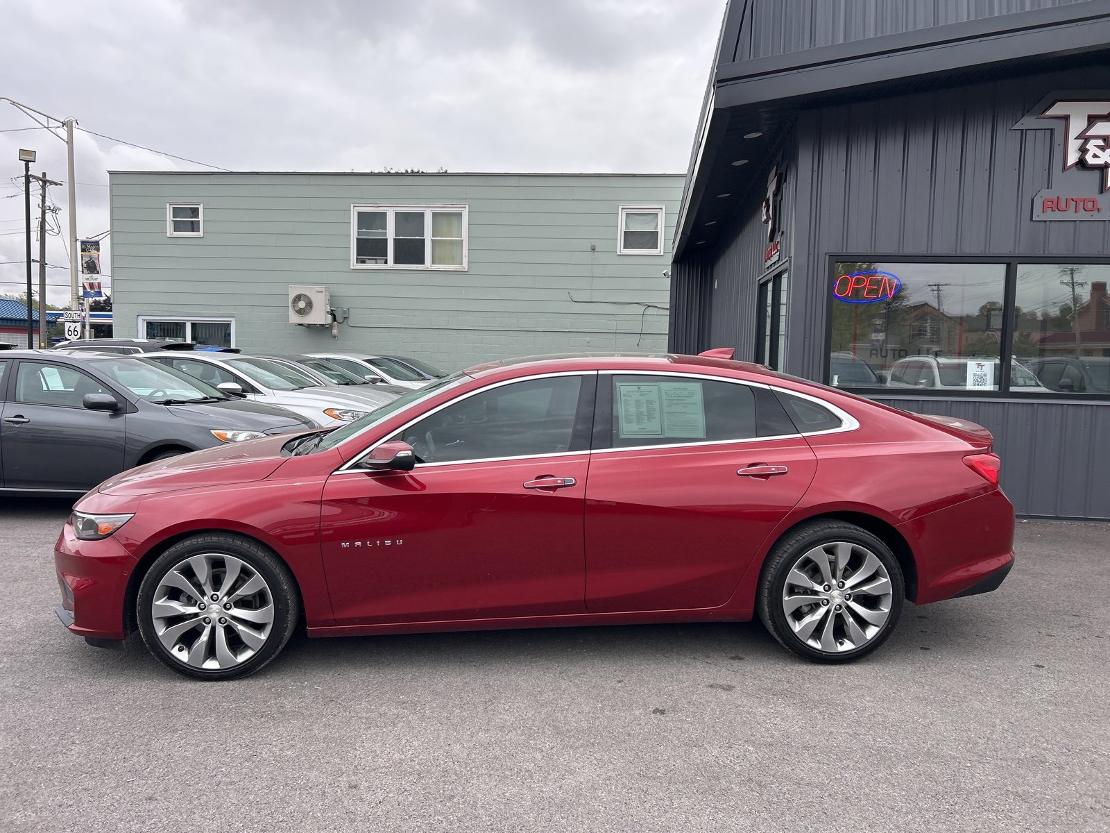 Used 2018 Chevrolet Malibu Premier w/ Premier Sun and Wheel Package image 2