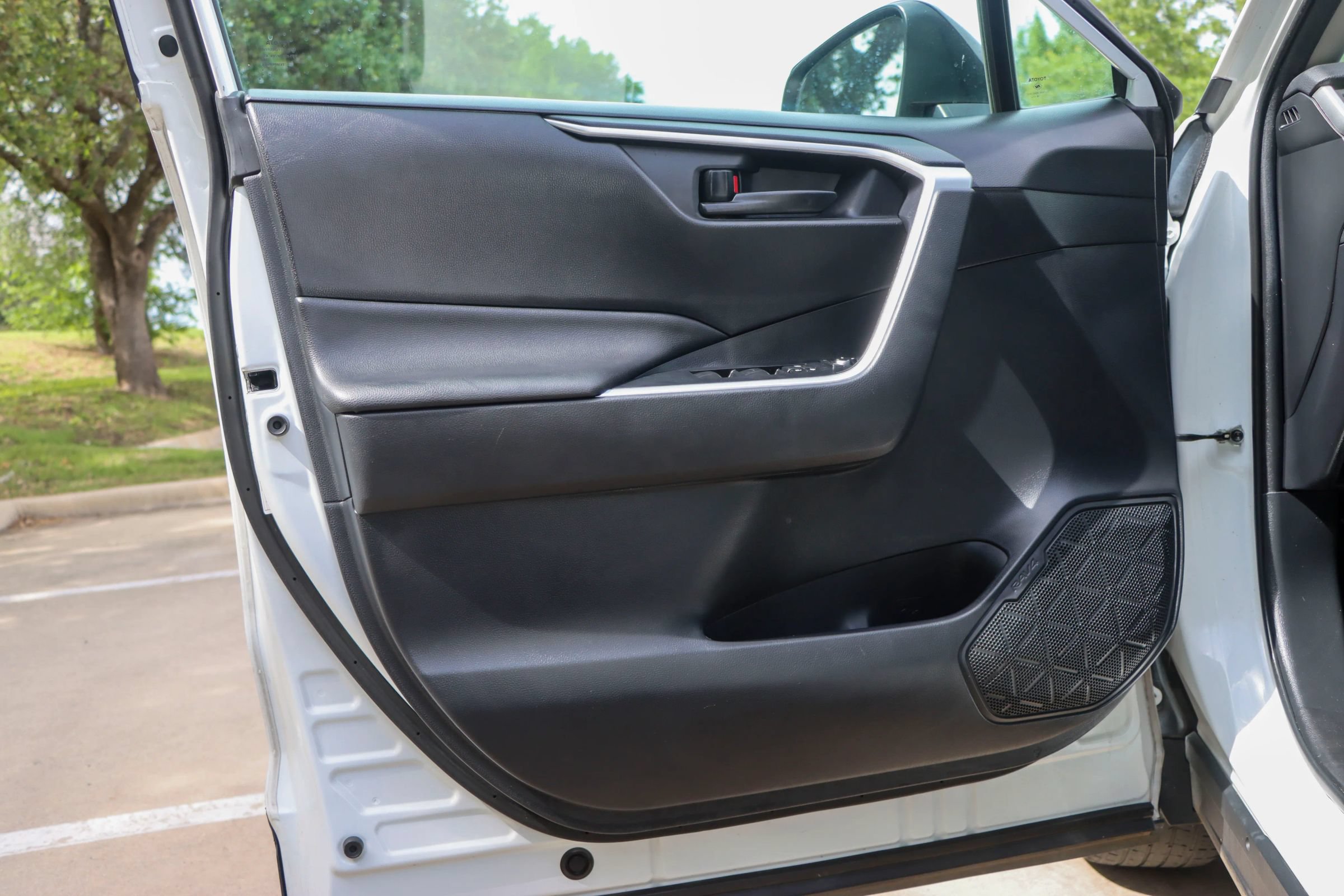 Used 2019 Toyota RAV4 LE FWD image 12