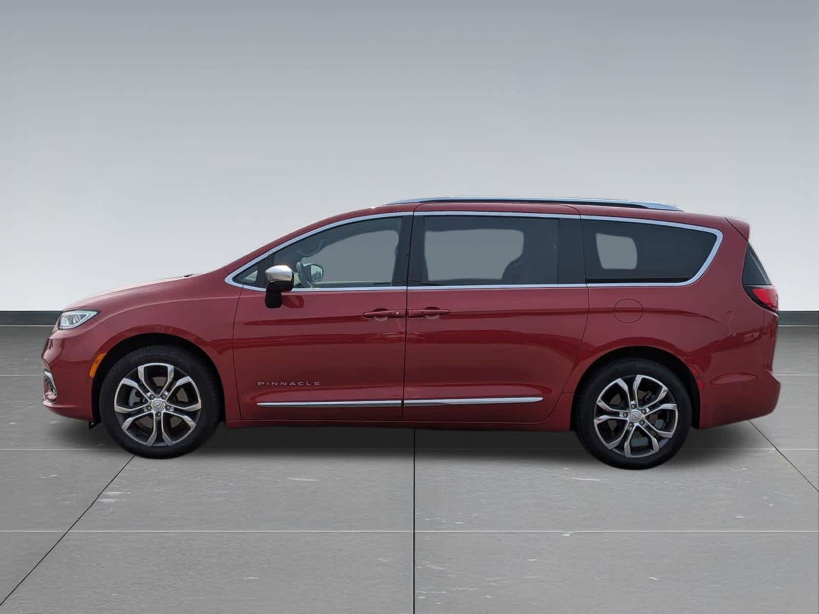 Used 2025 Chrysler Pacifica Pinnacle w/ Trailer Tow Group AWD/4WD image 2