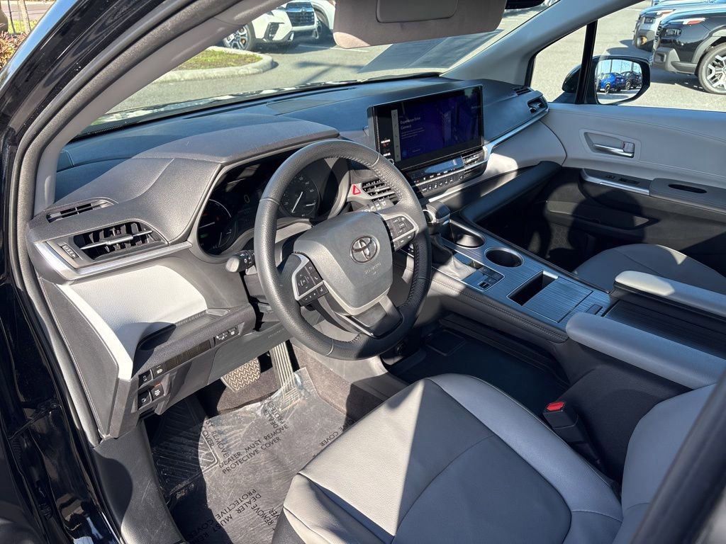 Used 2025 Toyota Sienna XLE FWD image 13