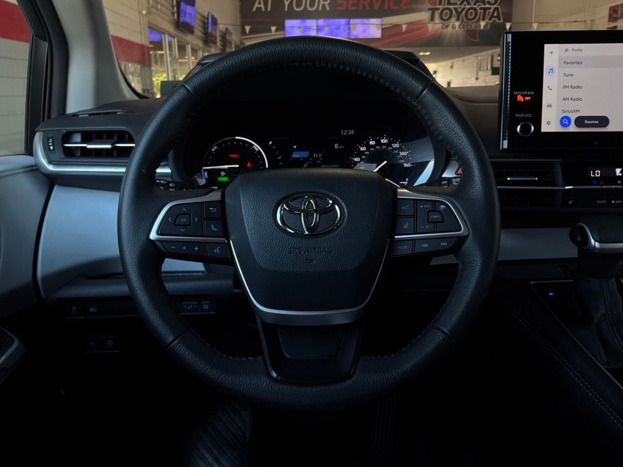 Used 2026 Toyota Sienna XLE FWD image 39