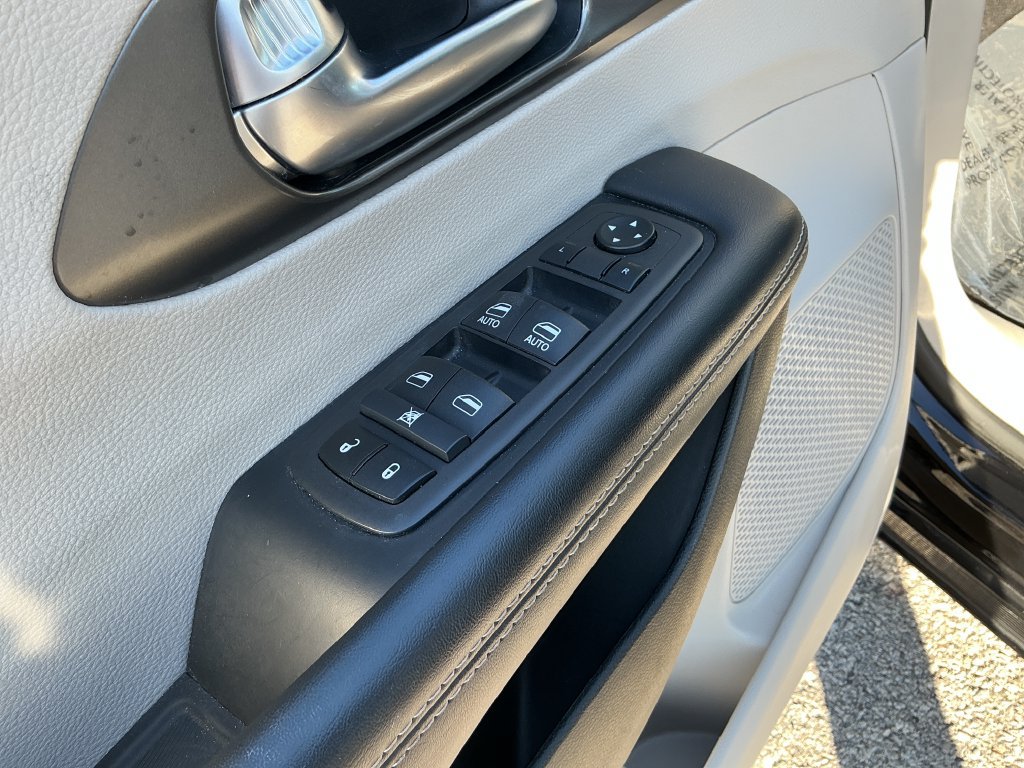 Used 2024 Chrysler Pacifica Touring-L FWD image 11
