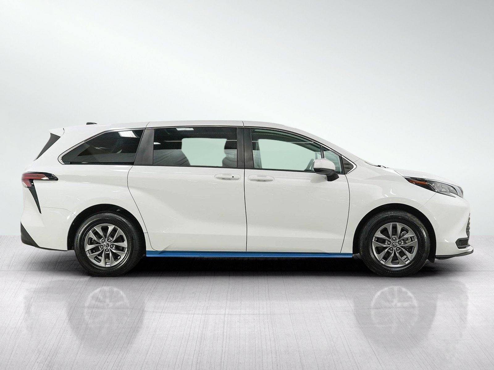 Used 2021 Toyota Sienna LE AWD/4WD image 6