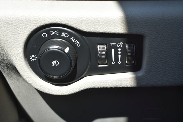 Used 2024 Chrysler Pacifica Touring-L FWD image 13
