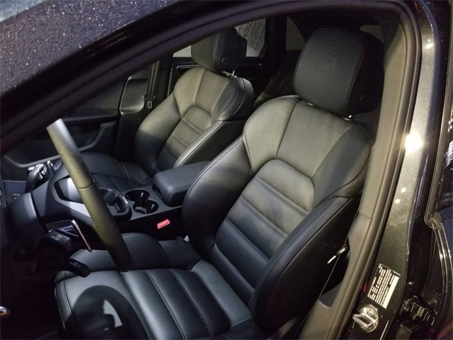 Certified 2025 Porsche Macan image 5