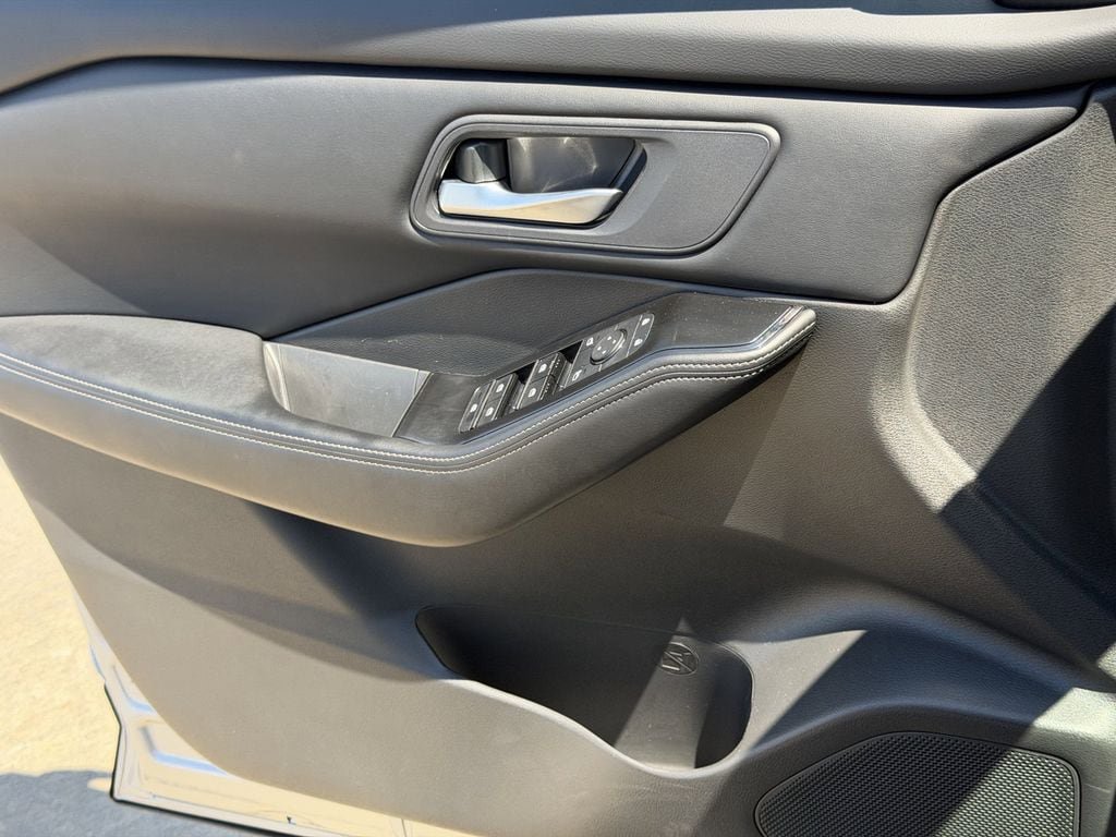 Used 2025 Nissan Rogue SV FWD image 25