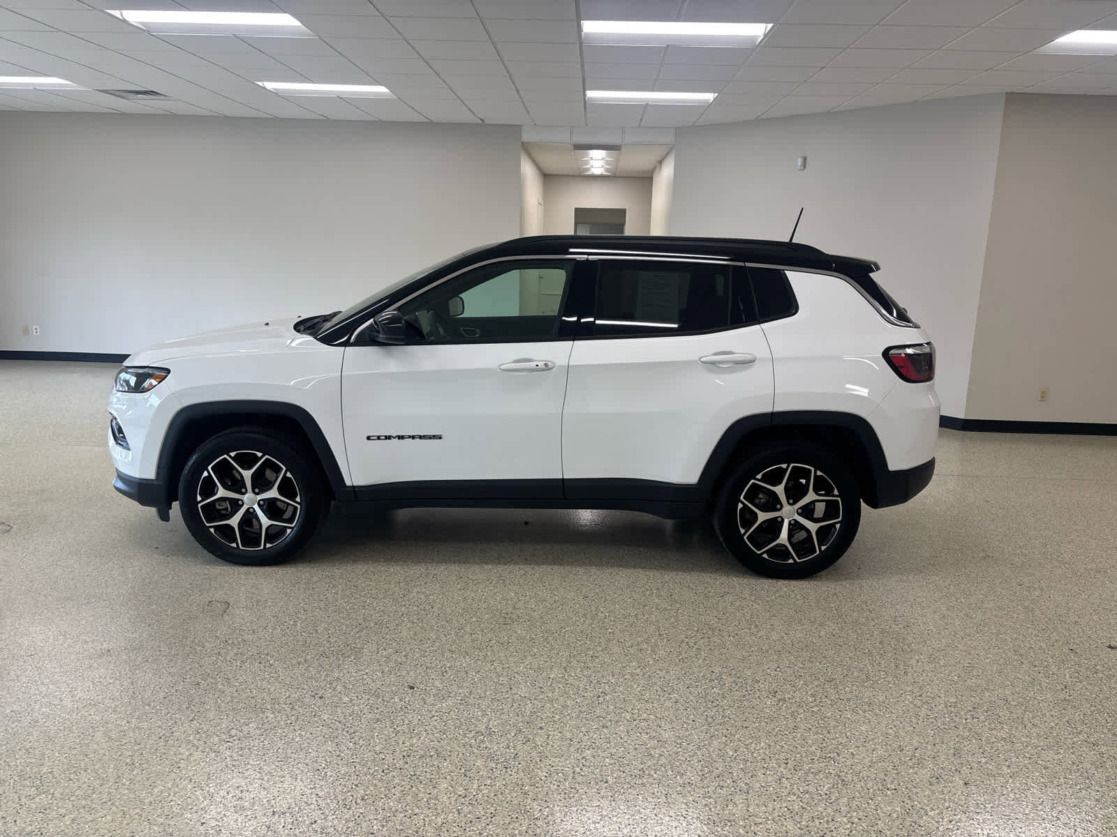 Used 2024 Jeep Compass Limited image 11