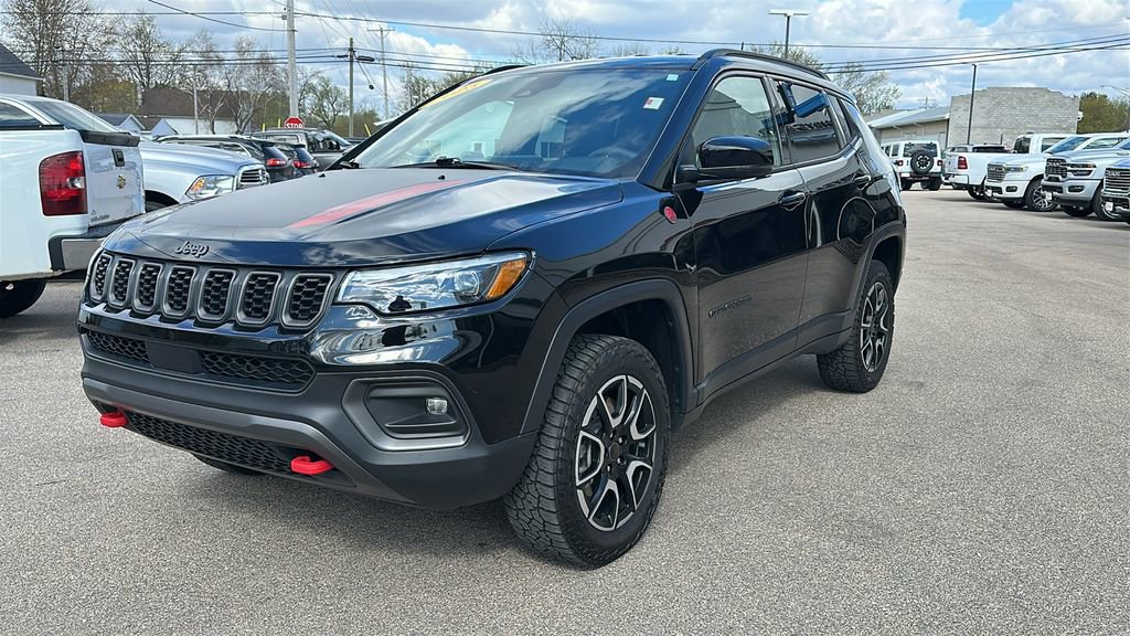 Used 2025 Jeep Compass Trailhawk w/ Trailhawk Elite Group AWD/4WD image 3