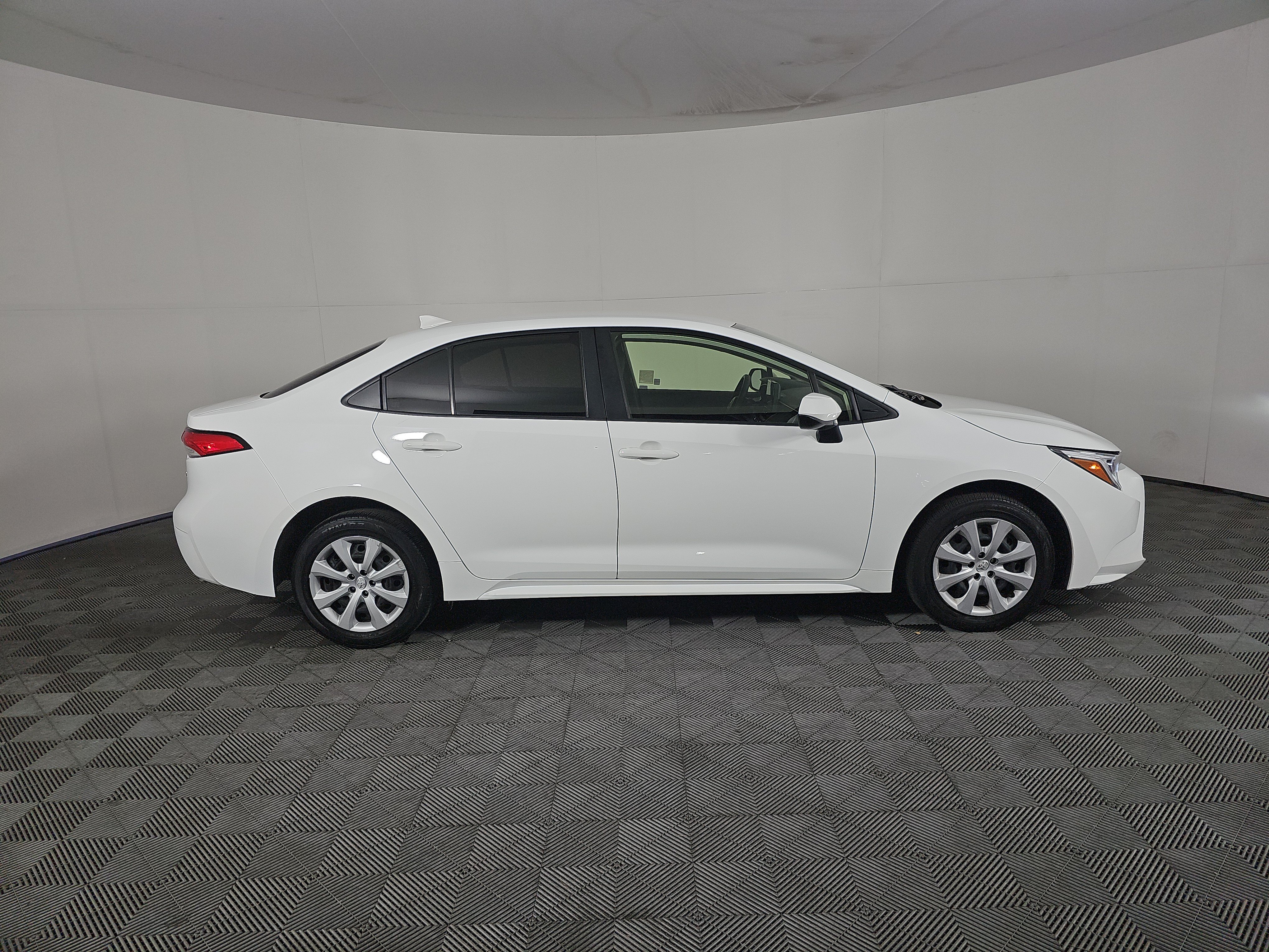 Used 2023 Toyota Corolla LE FWD image 3