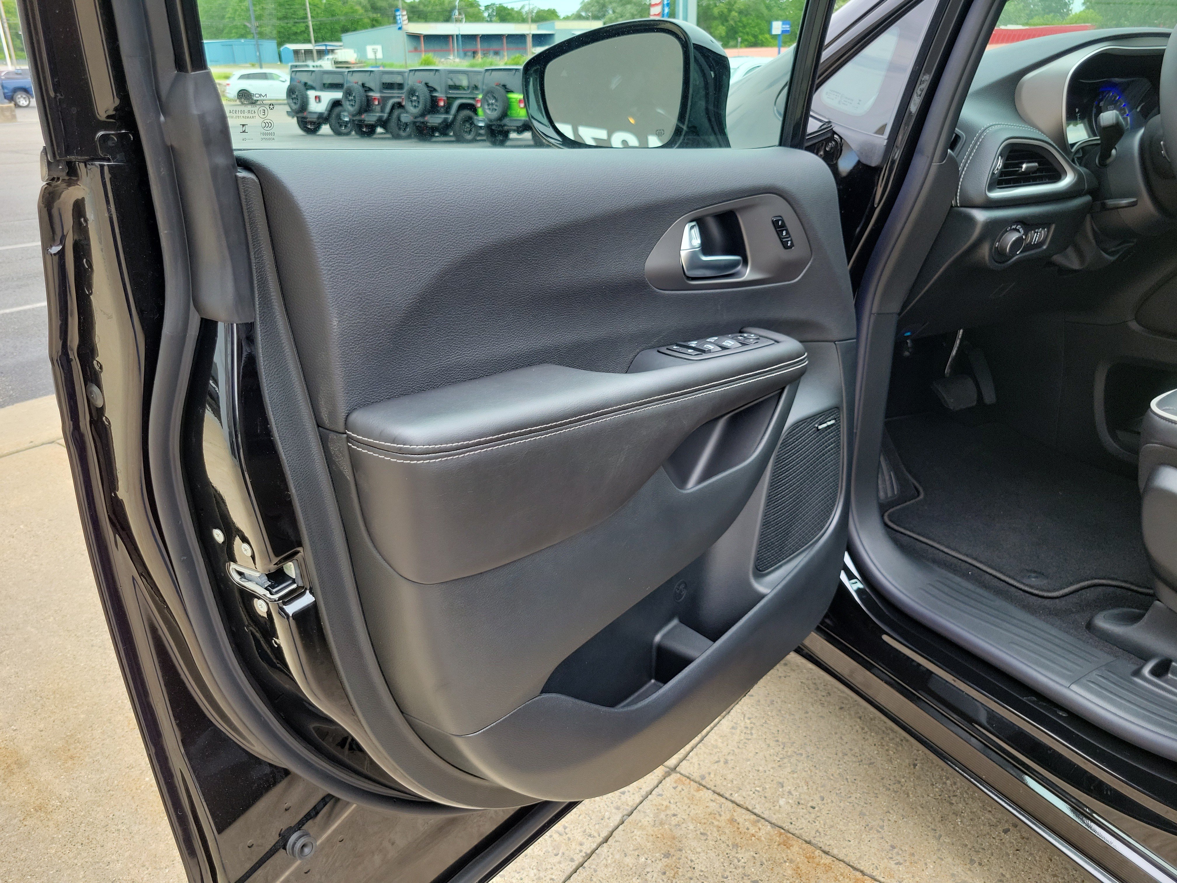 New 2027 Chrysler Pacifica Limited FWD image 6