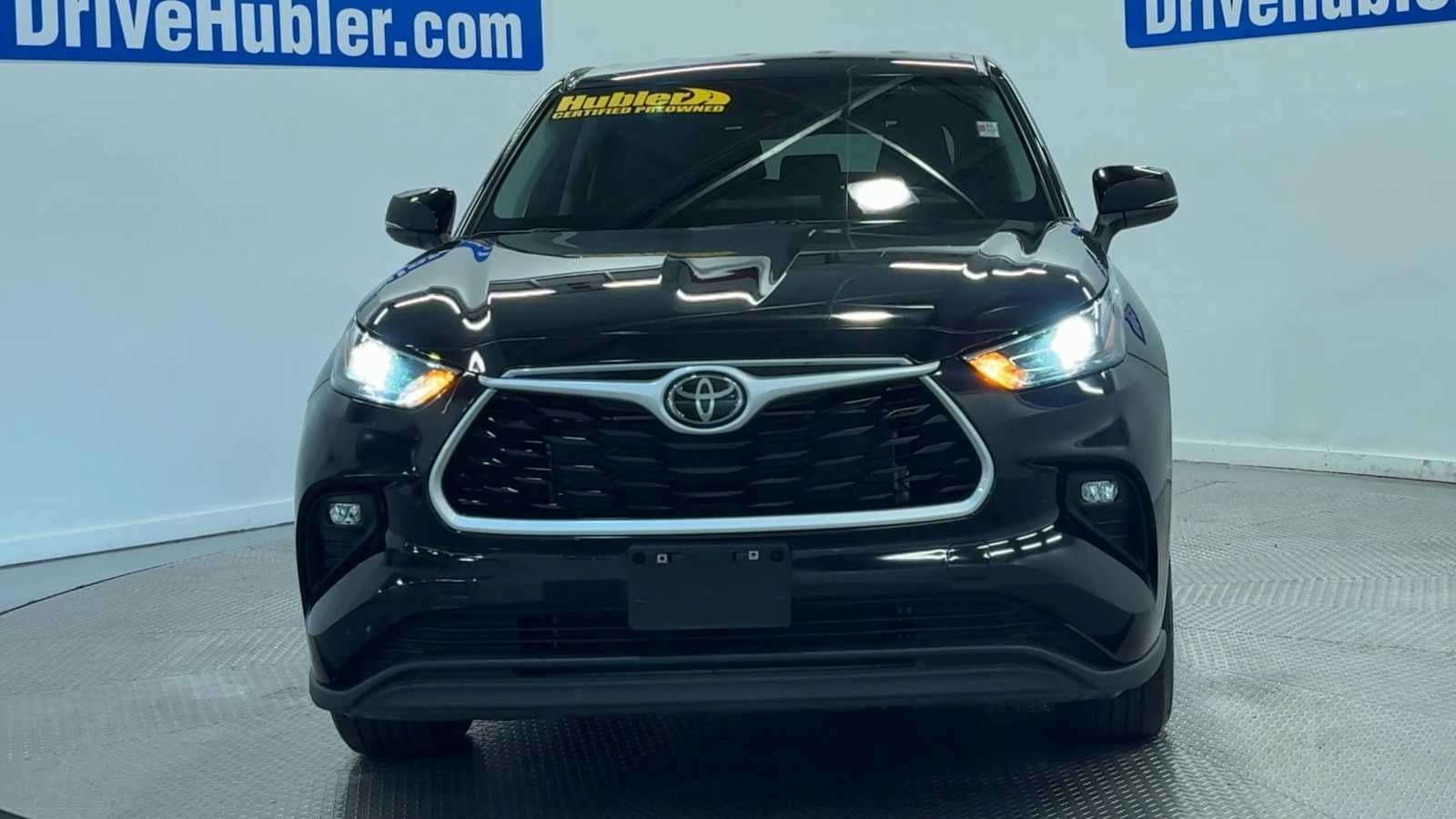 Used 2025 Toyota Highlander LE FWD image 3