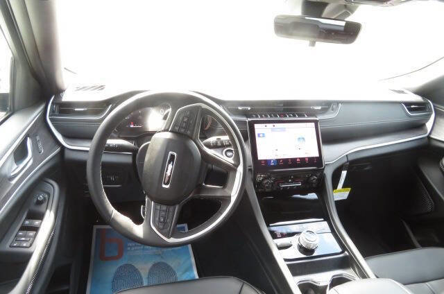 New 2025 Jeep Grand Cherokee Limited w/ Trailer Tow Package image 14