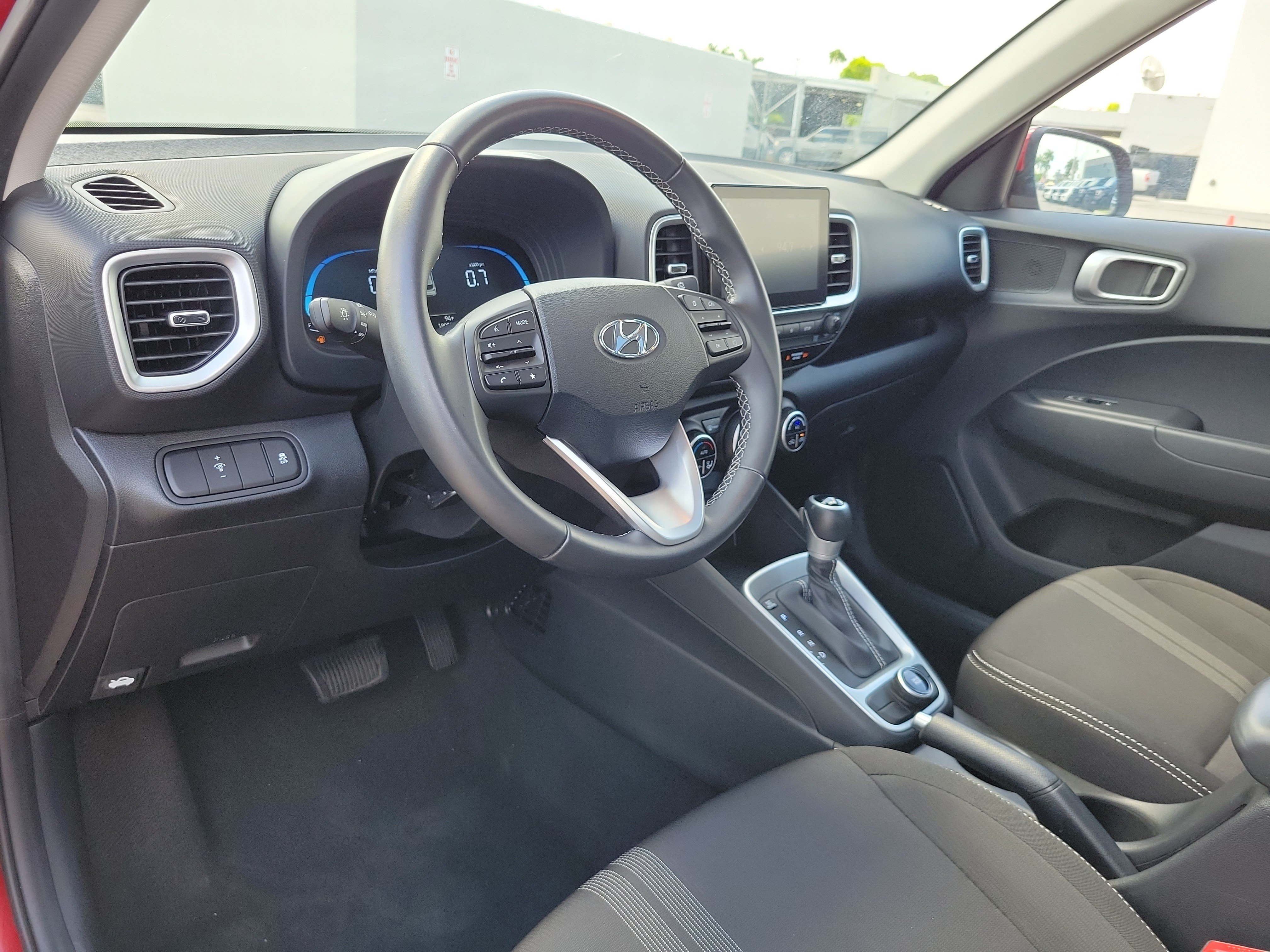 Used 2025 Hyundai Venue SEL FWD image 9