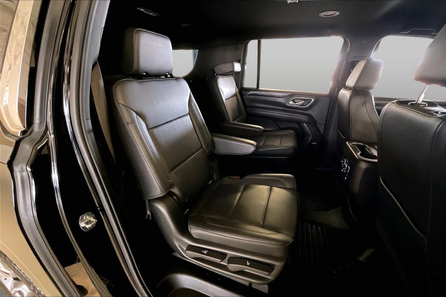 Used 2021 Chevrolet Suburban LT w/ Luxury Package RWD image 17
