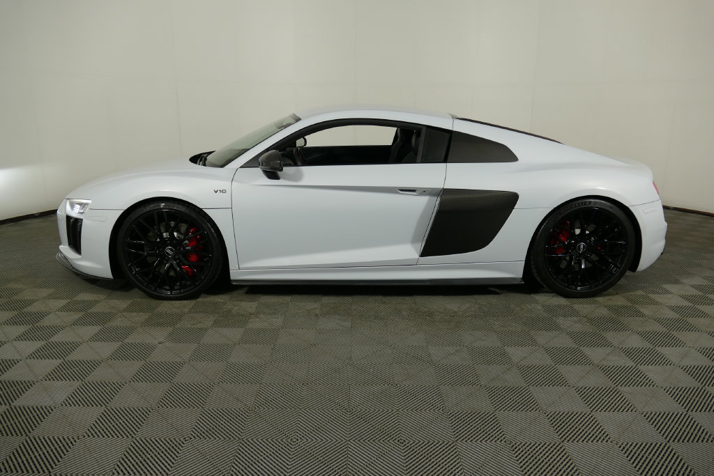 Used 2017 Audi R8 V10 w/ Carbon Exterior Package AWD/4WD image 11