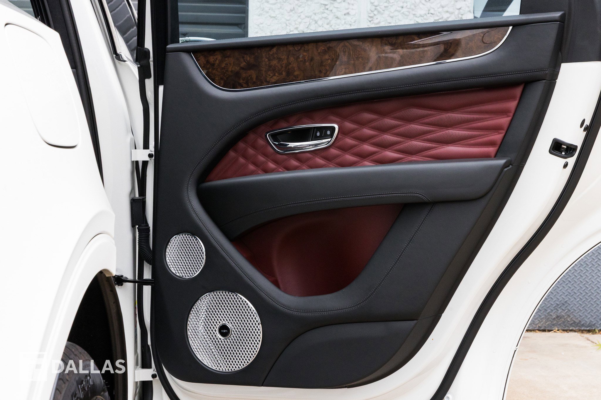 Used 2025 Bentley Bentayga image 32