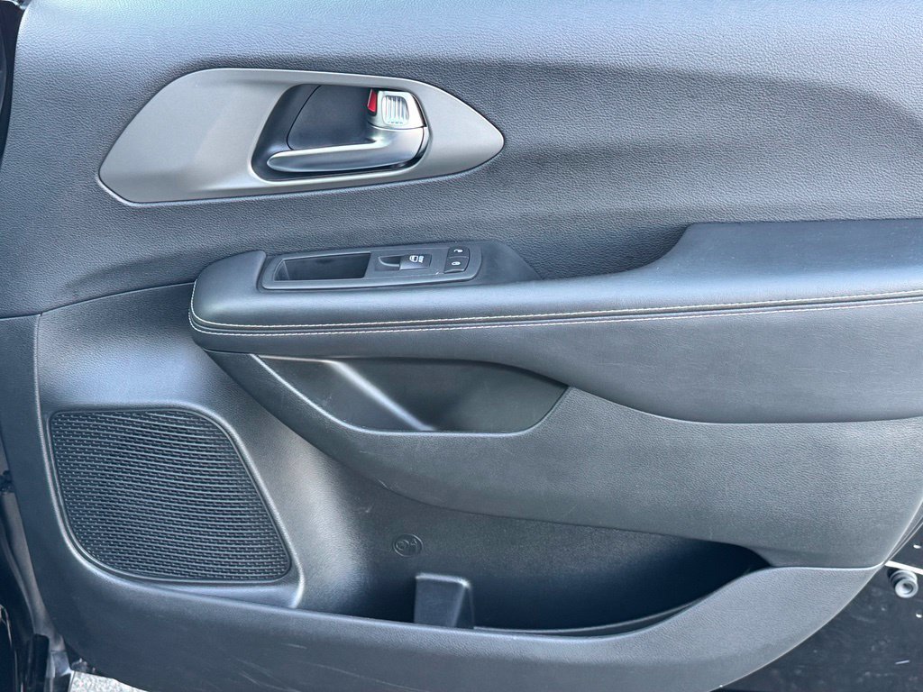 Used 2025 Chrysler Pacifica Select FWD image 26