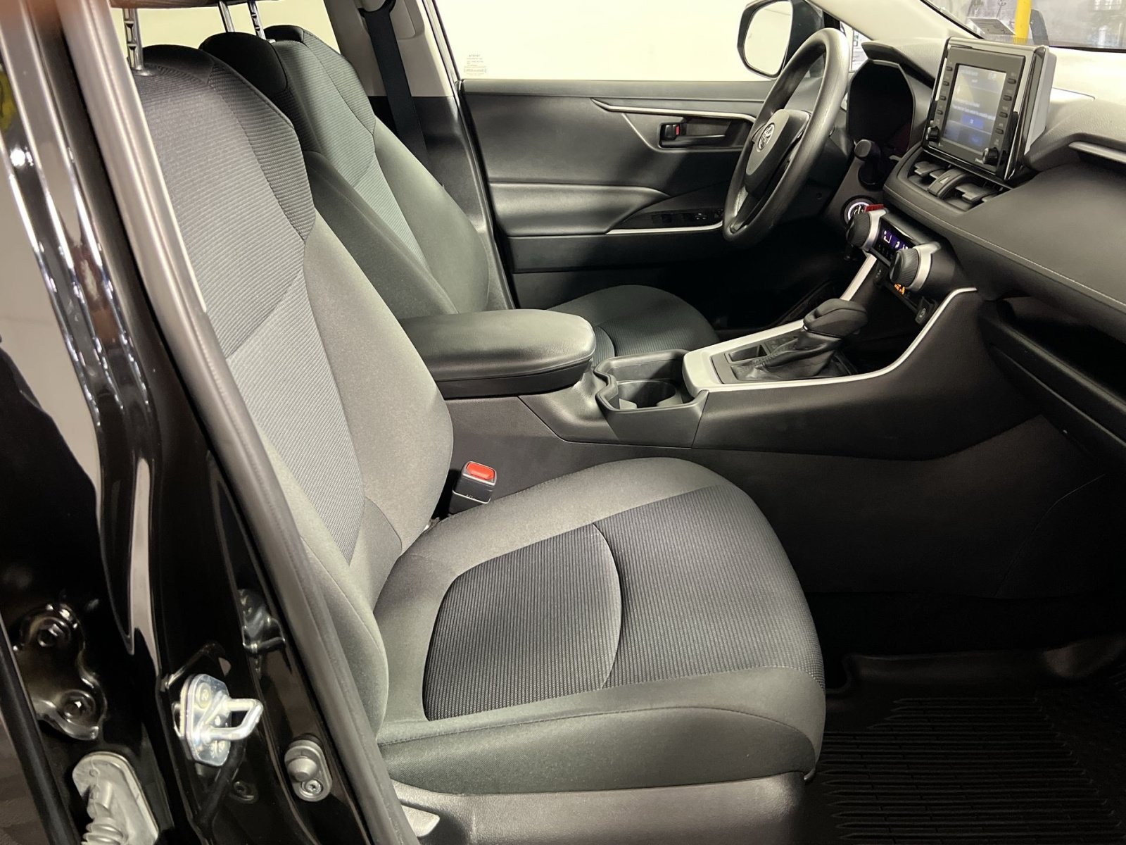 Used 2020 Toyota RAV4 LE w/ All Weather Liner Package AWD/4WD image 28