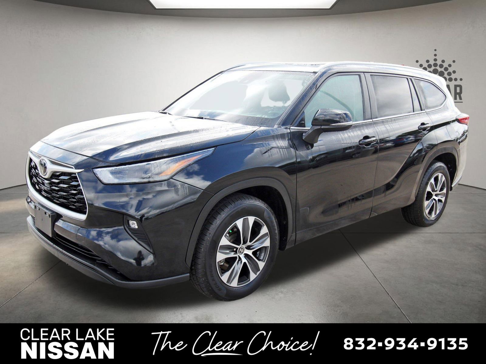 Used 2023 Toyota Highlander XLE image 3