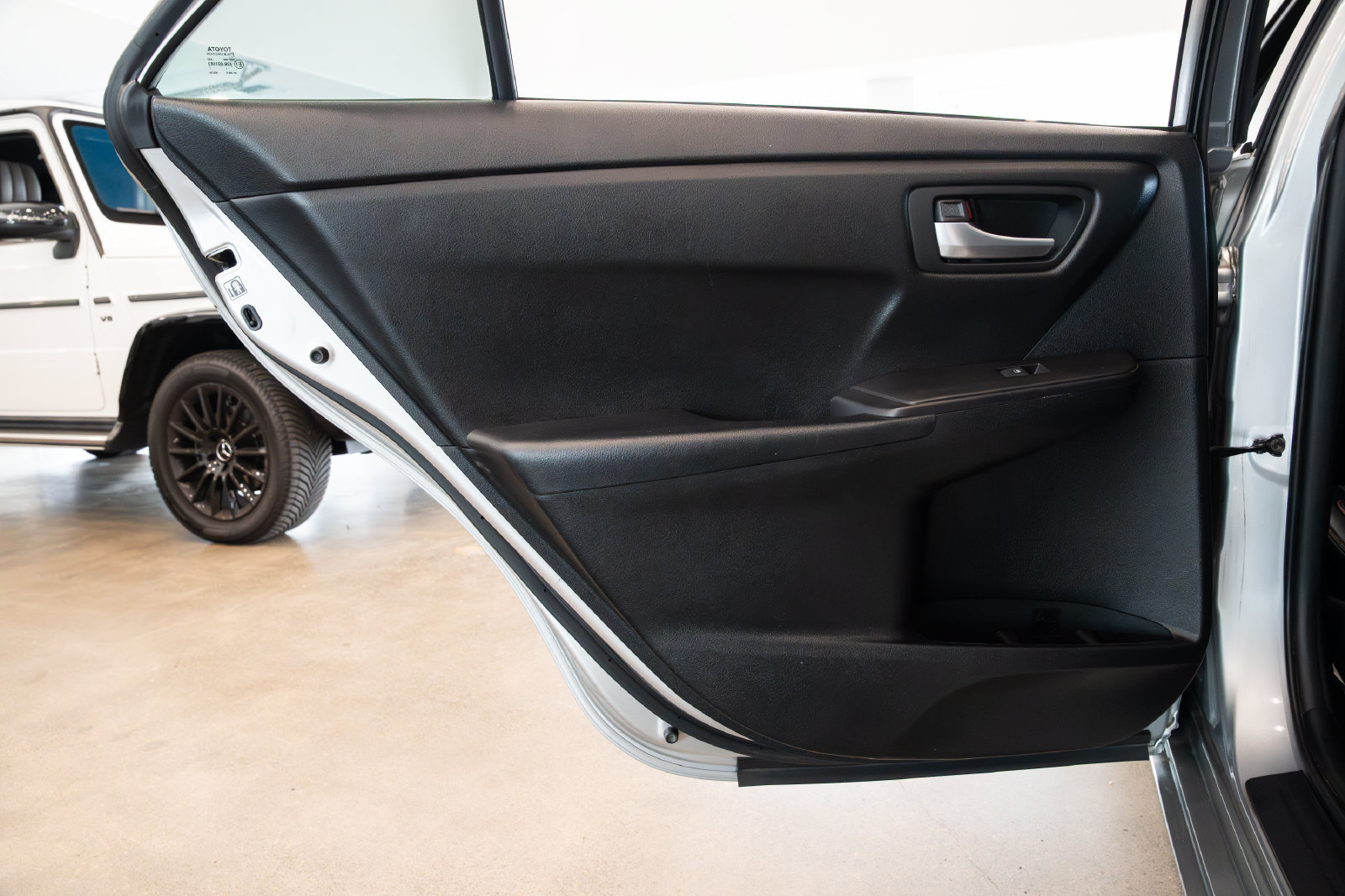 Used 2016 Toyota Camry SE w/ Moonroof Package FWD image 18