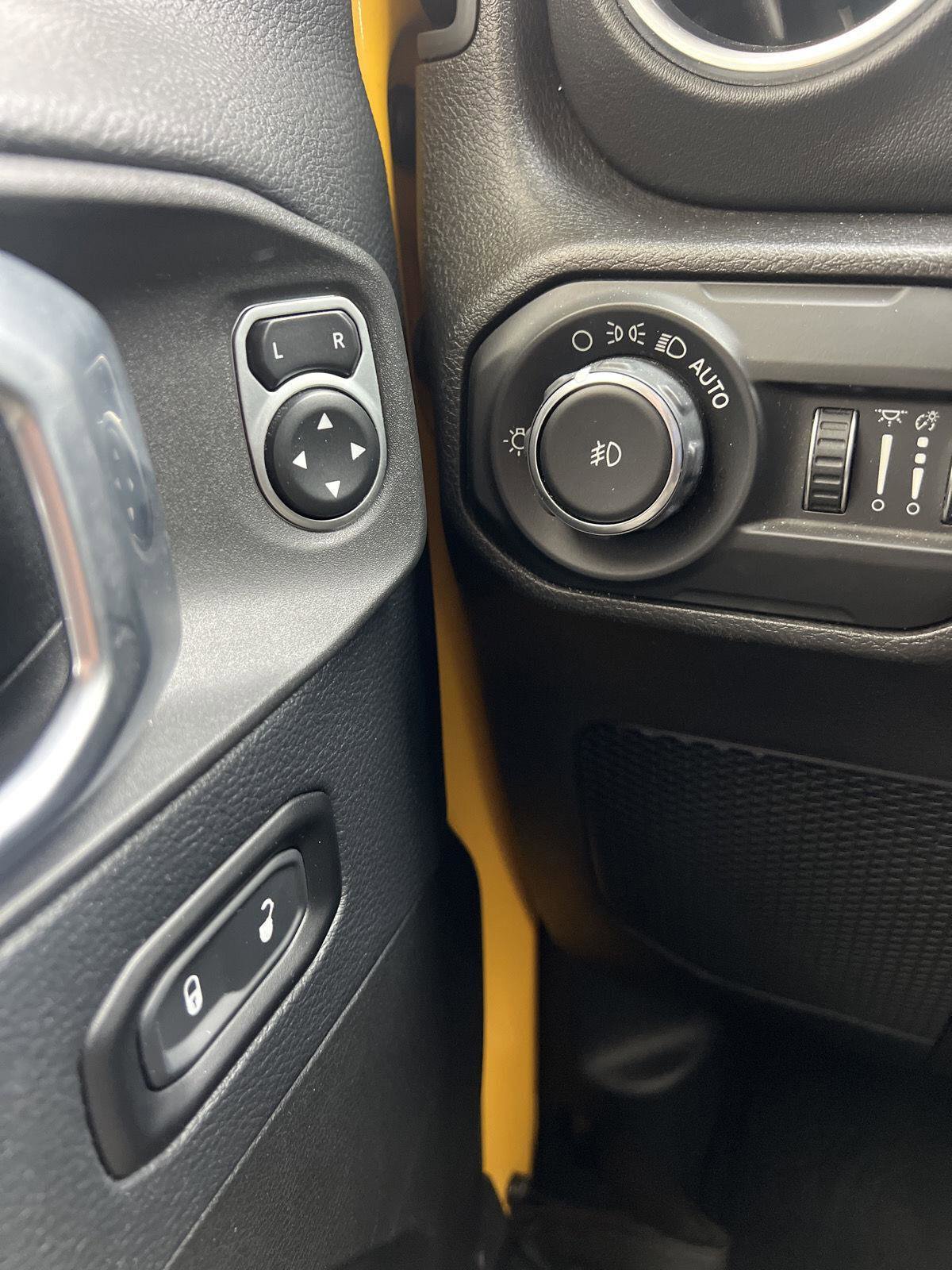 Used 2019 Jeep Wrangler Unlimited Sahara w/ Advanced Safety Group image 11