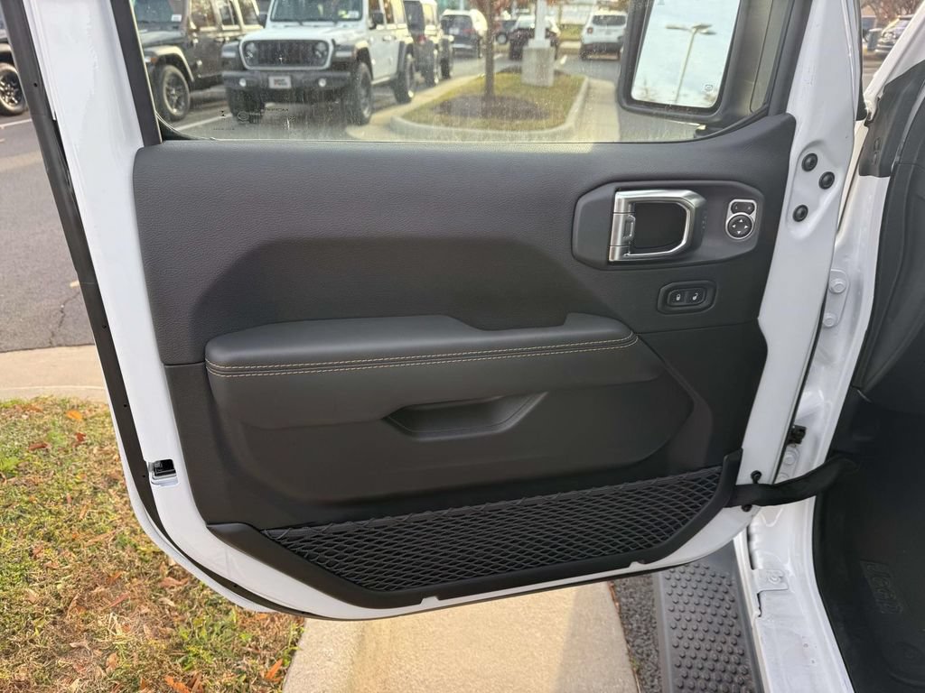 New 2026 Jeep Wrangler Unlimited Sahara AWD/4WD image 25