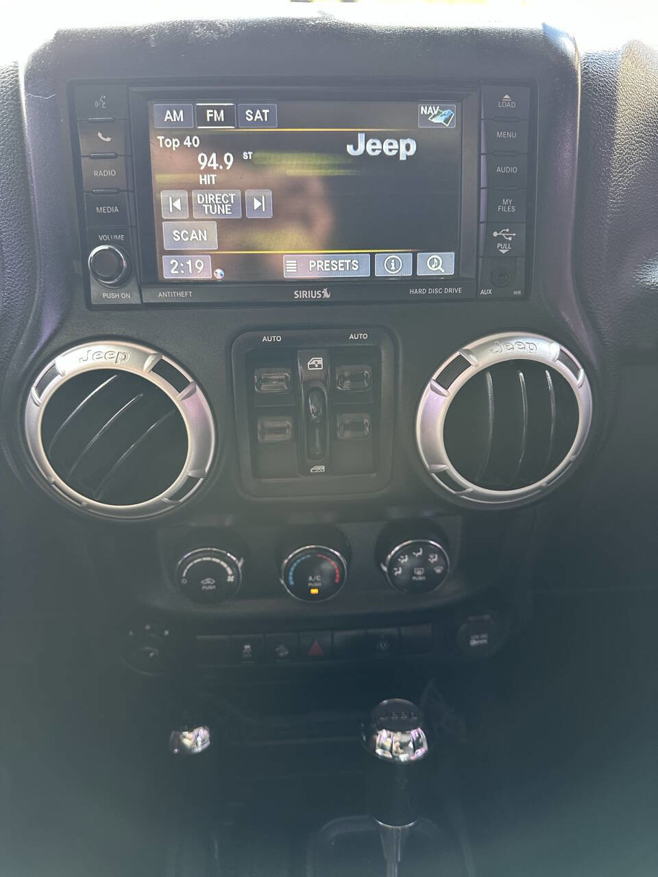 Used 2015 Jeep Wrangler Unlimited Rubicon w/ Connectivity Group image 10