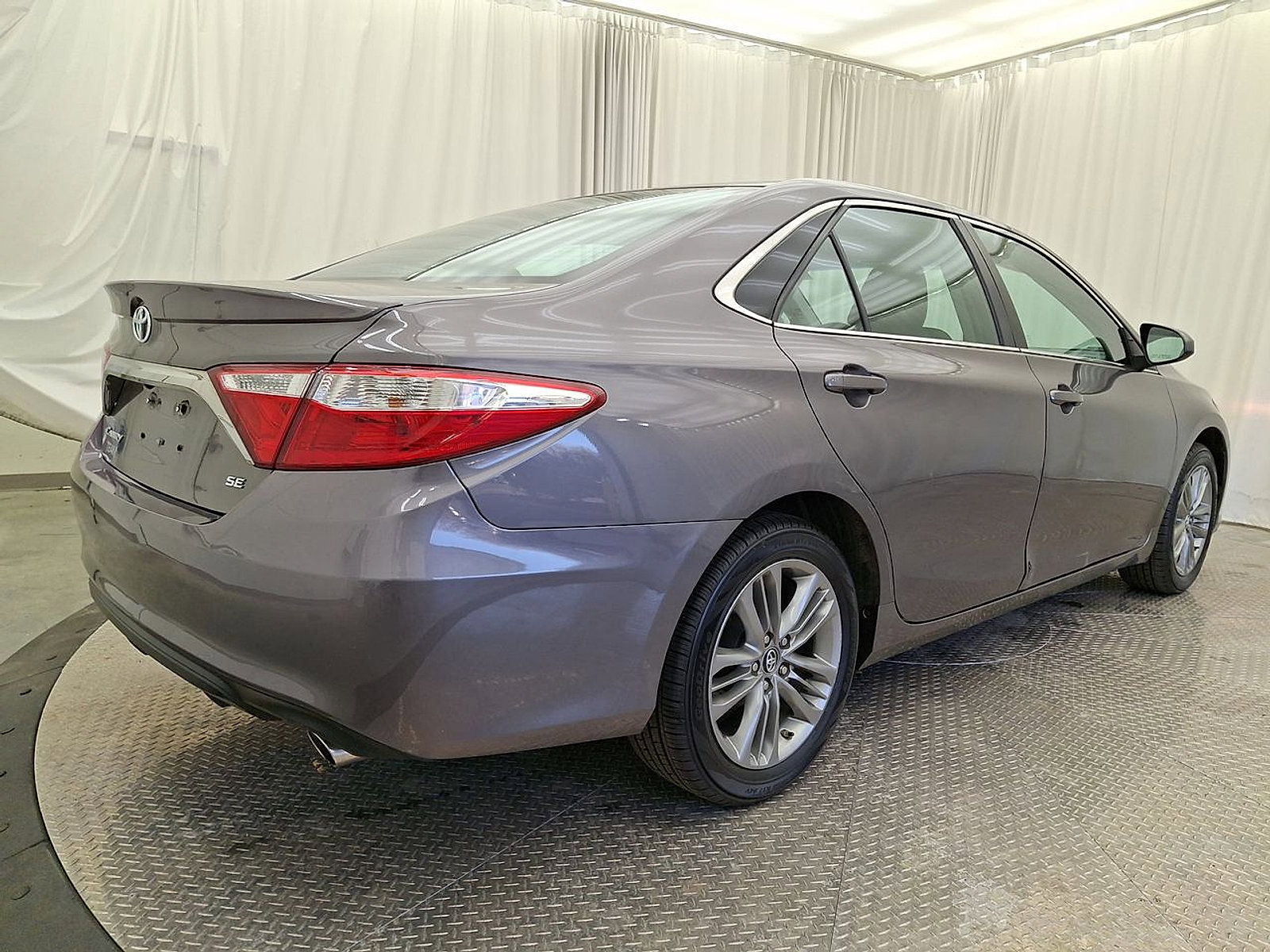 Used 2017 Toyota Camry SE w/ Moonroof Package image 24
