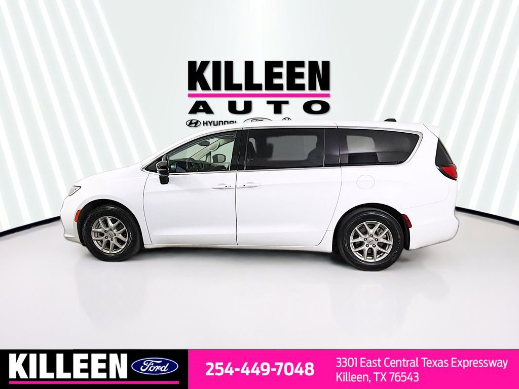 Used 2024 Chrysler Pacifica Touring-L image 4