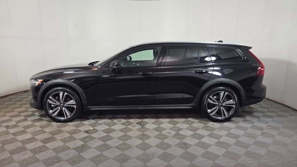 Used 2025 Volvo V60 B5 Cross Country Plus image 3