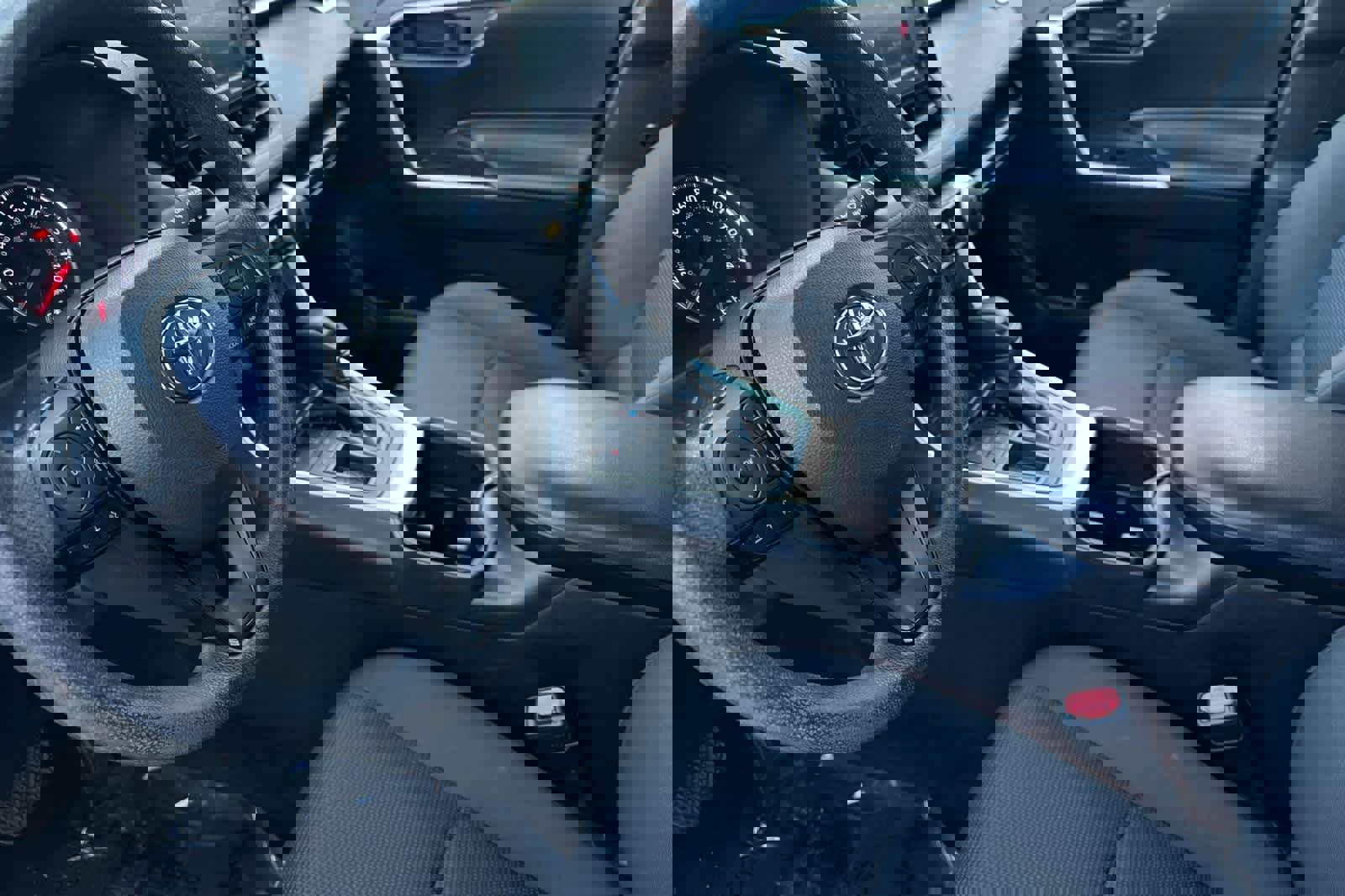 Used 2022 Toyota RAV4 LE image 11