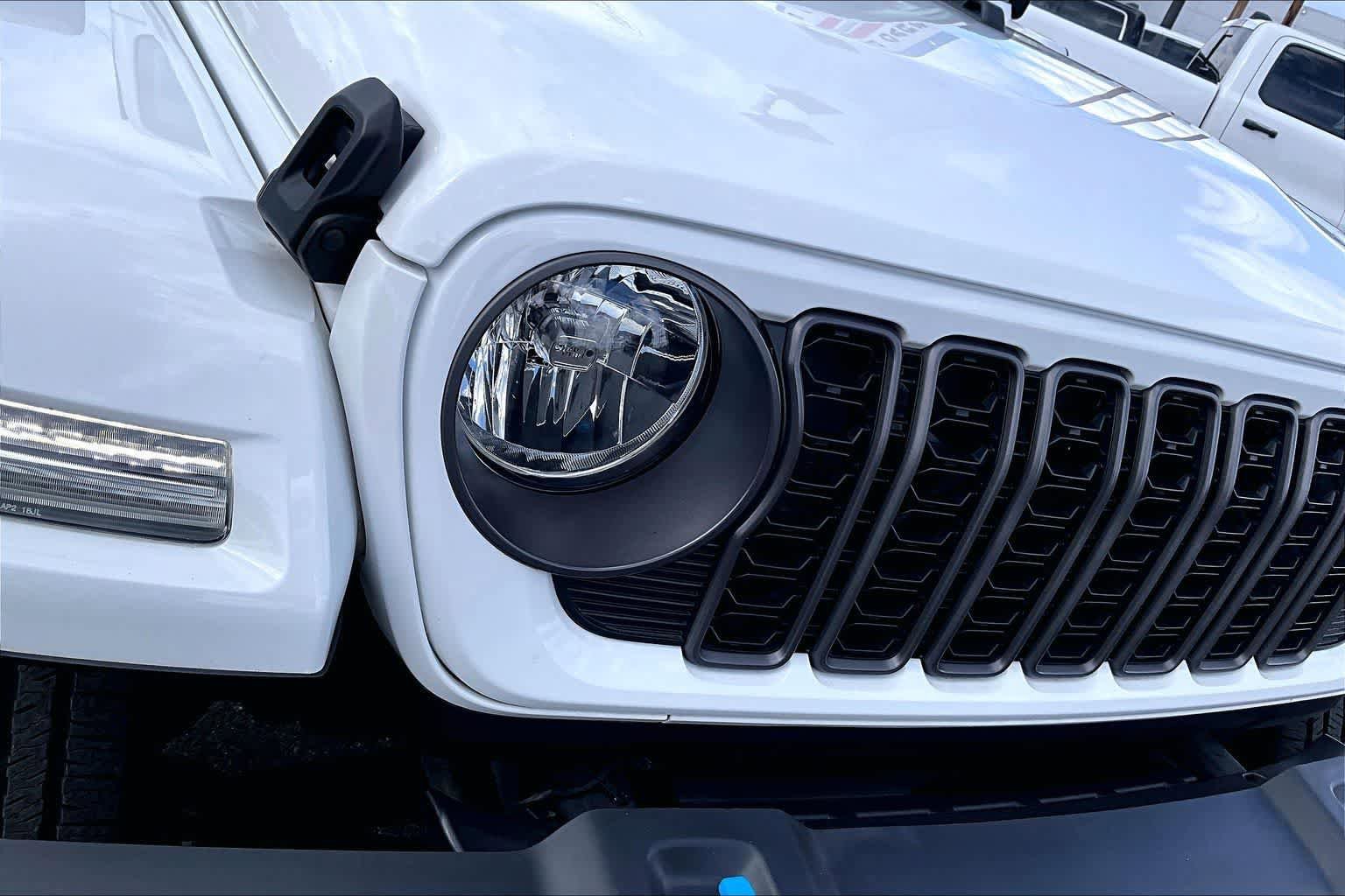 Used 2024 Jeep Wrangler Unlimited AWD/4WD image 31