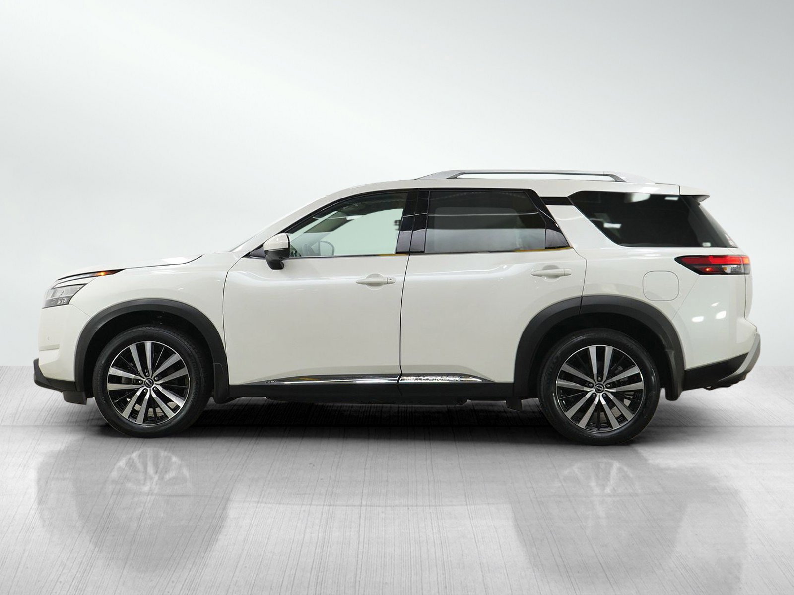 Used 2024 Nissan Pathfinder Platinum AWD/4WD image 2