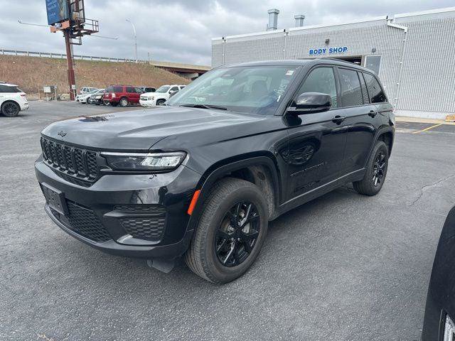 Certified 2025 Jeep Grand Cherokee Altitude AWD/4WD image 1