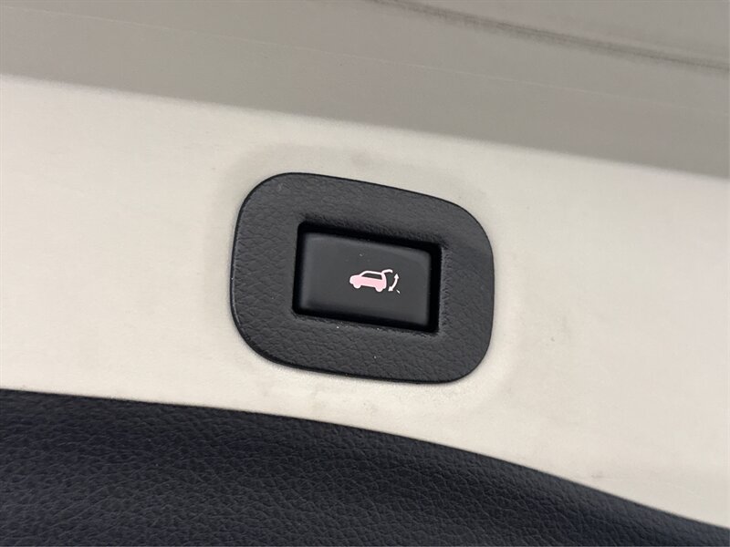 Used 2018 Nissan Rogue SV AWD/4WD image 19