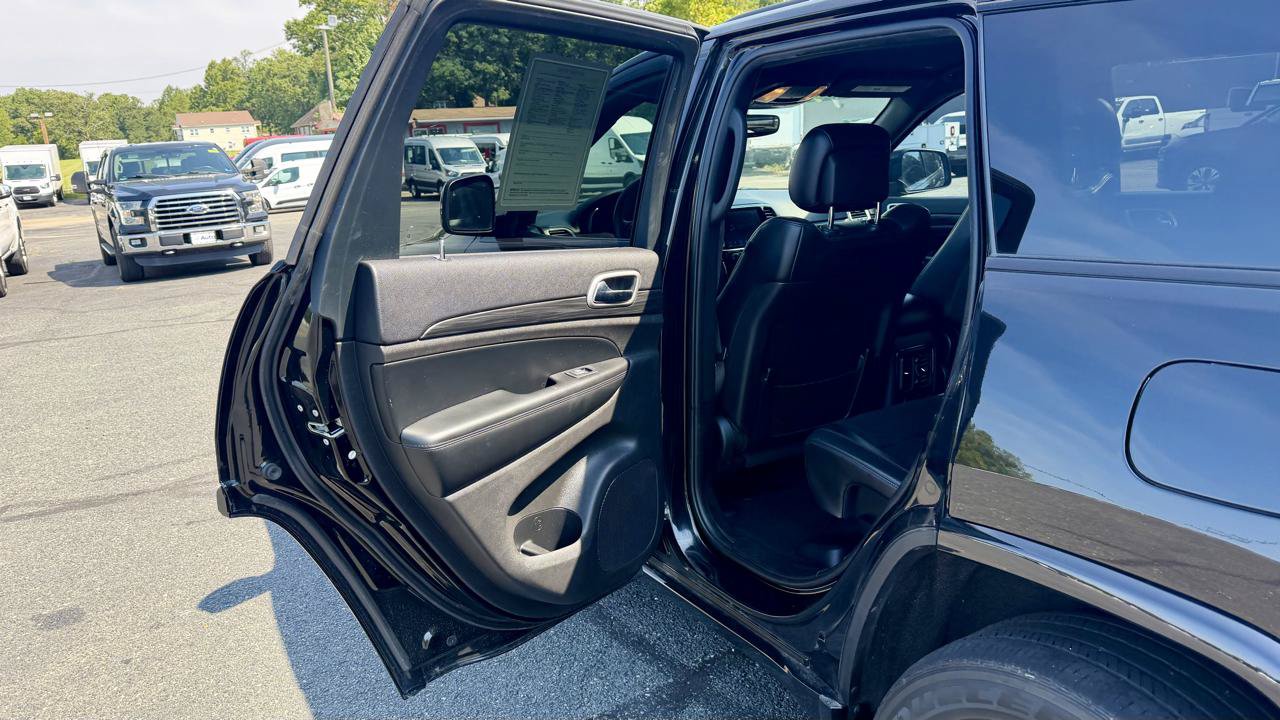 Used 2019 Jeep Grand Cherokee Altitude AWD/4WD image 17
