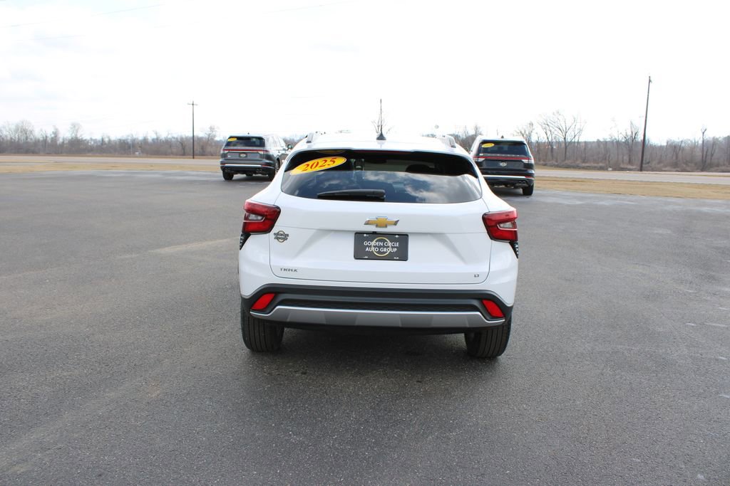 Used 2025 Chevrolet Trax LT image 8
