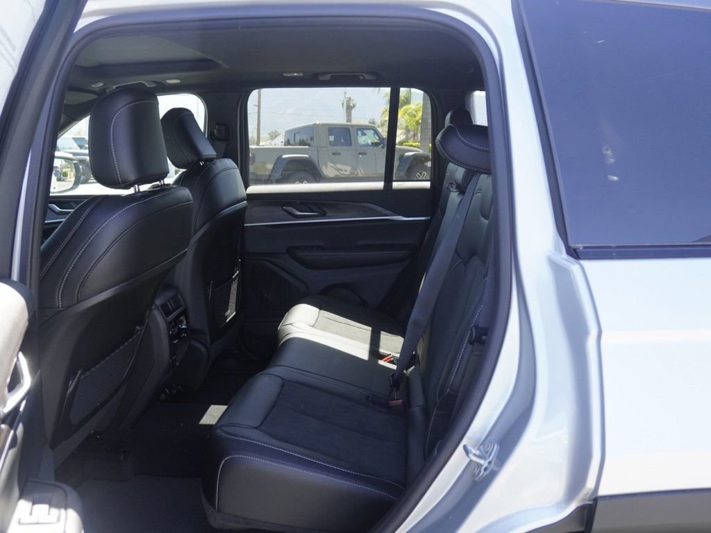 New 2026 Jeep Grand Cherokee Altitude AWD/4WD image 21