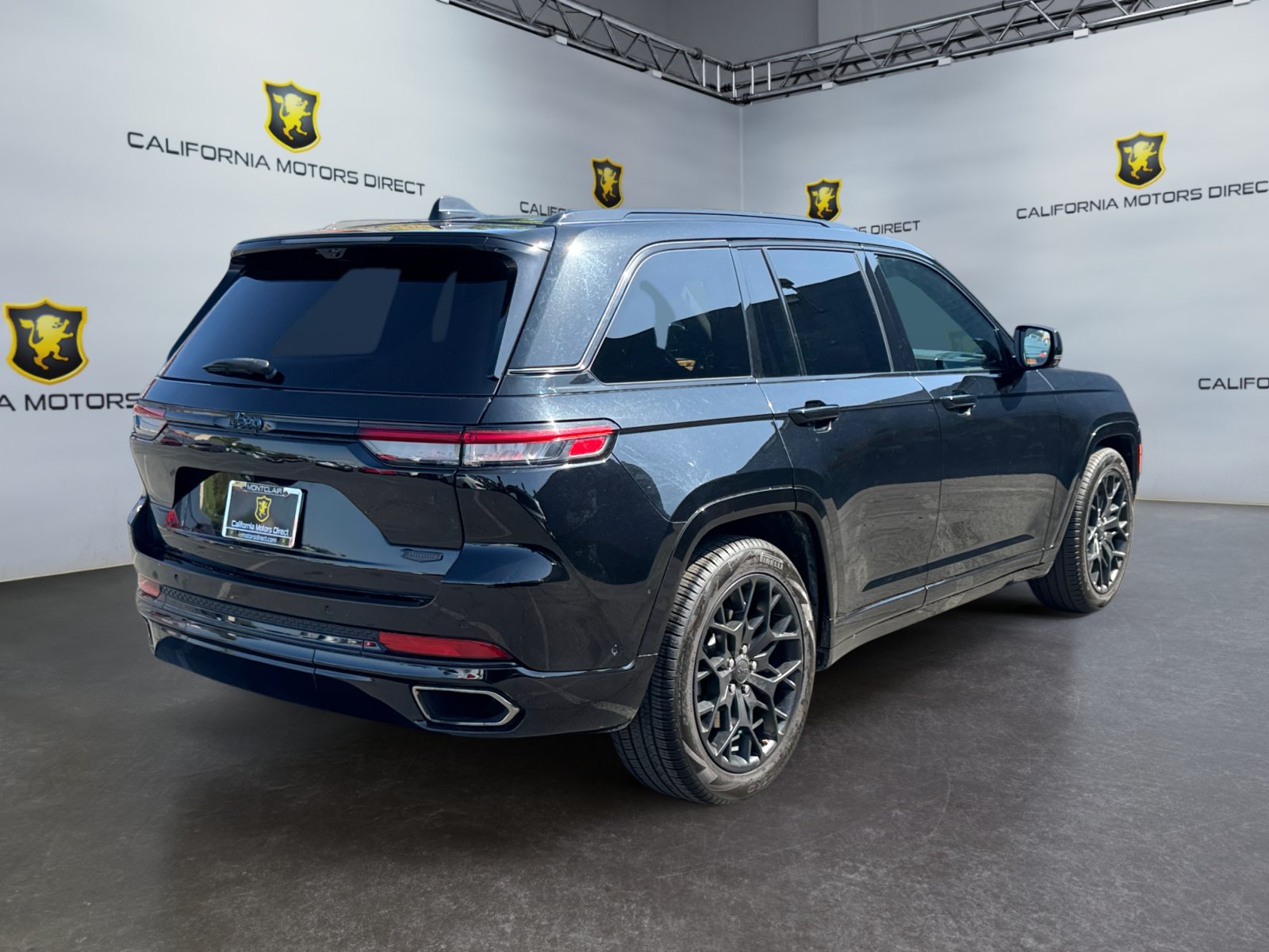Used 2023 Jeep Grand Cherokee Summit AWD/4WD image 5