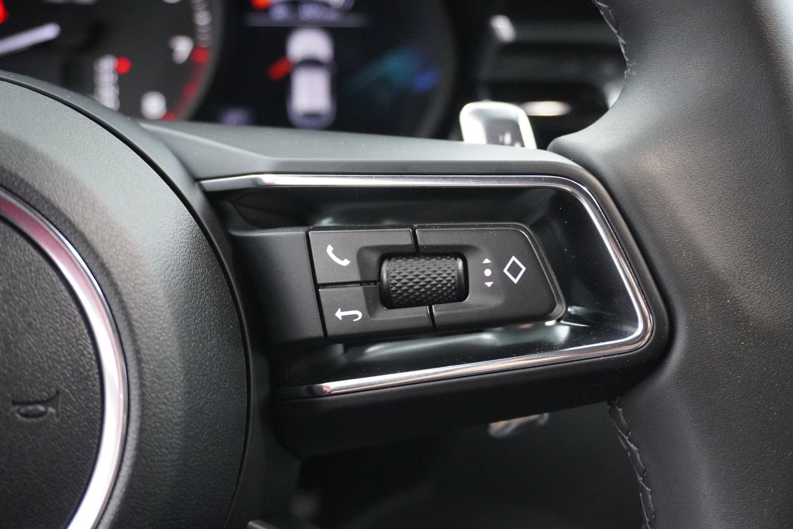 Certified 2026 Porsche Macan image 16