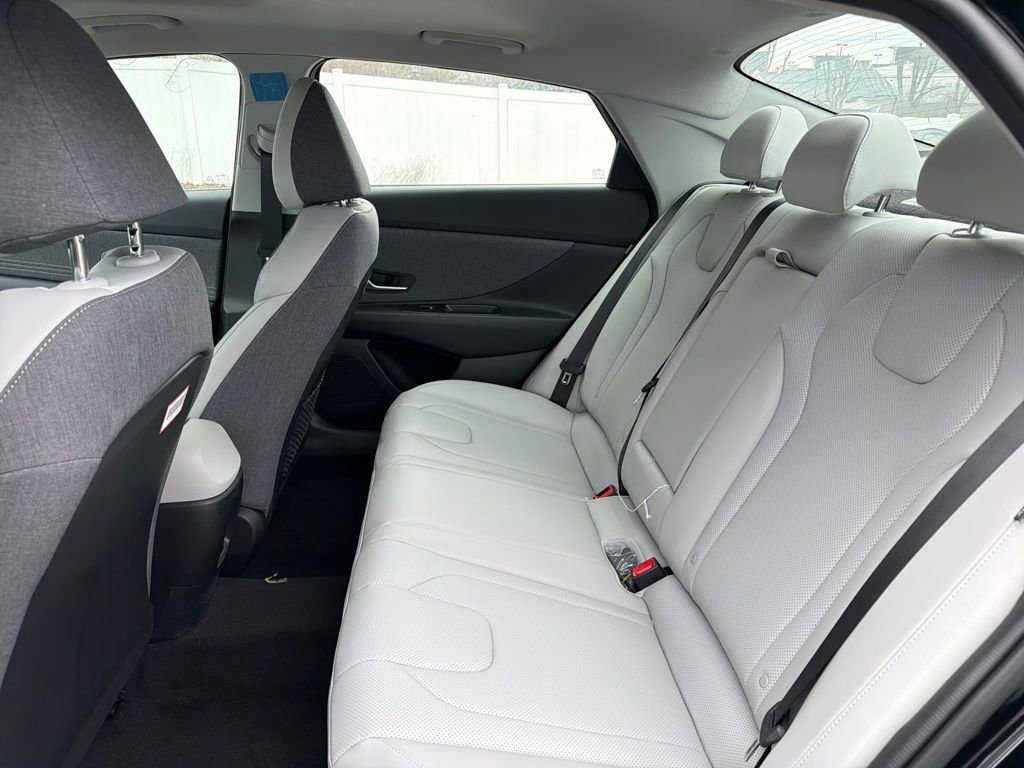 New 2025 Hyundai Elantra Limited image 31
